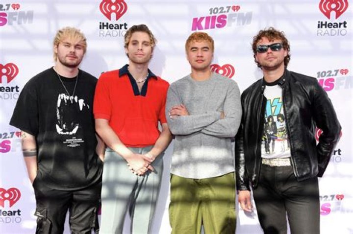 5SOS Fans React: #ripAshtonsHair - CelebMix