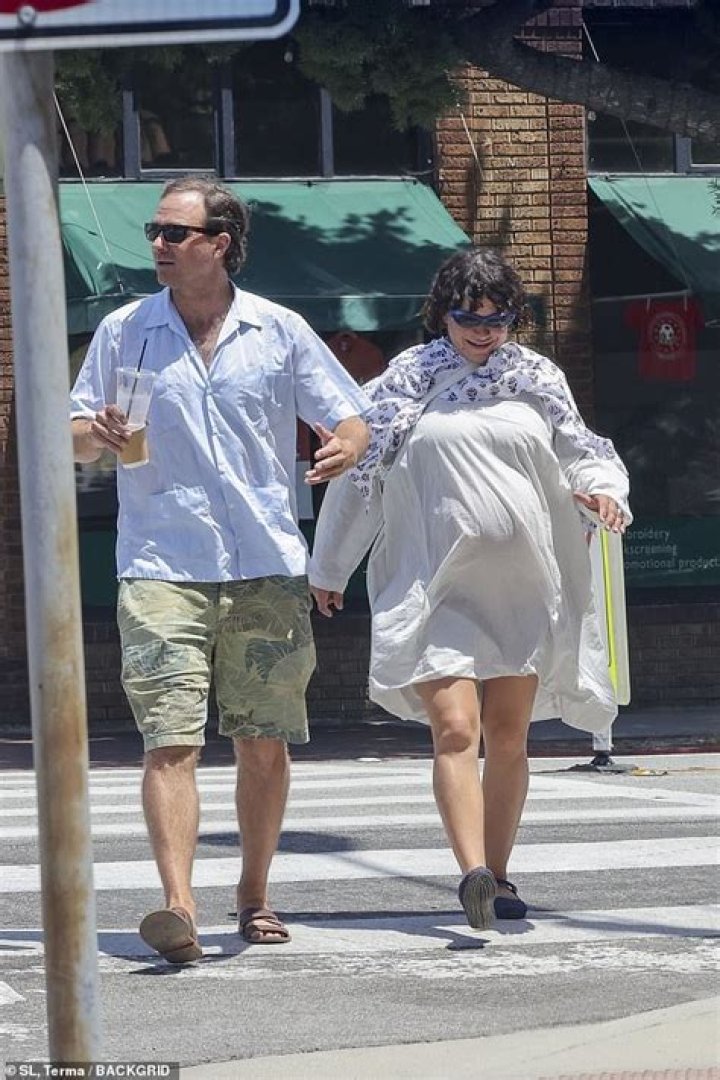 Alia Shawkat photographed with baby bump on display