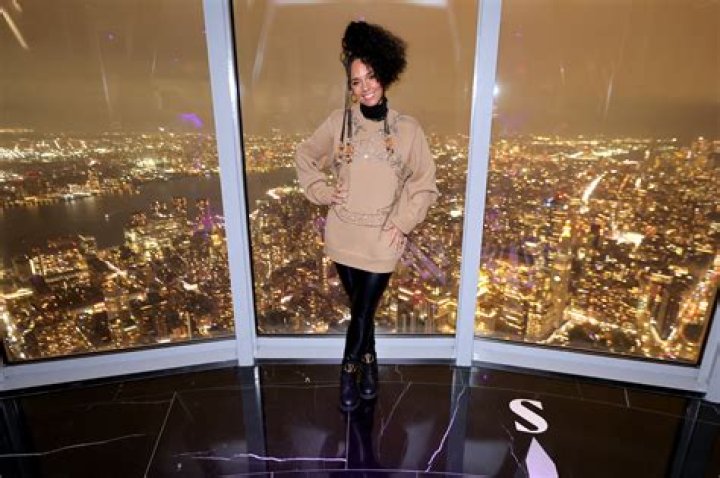Alicia Keys Performs “Empire State of Mind” in Times Square