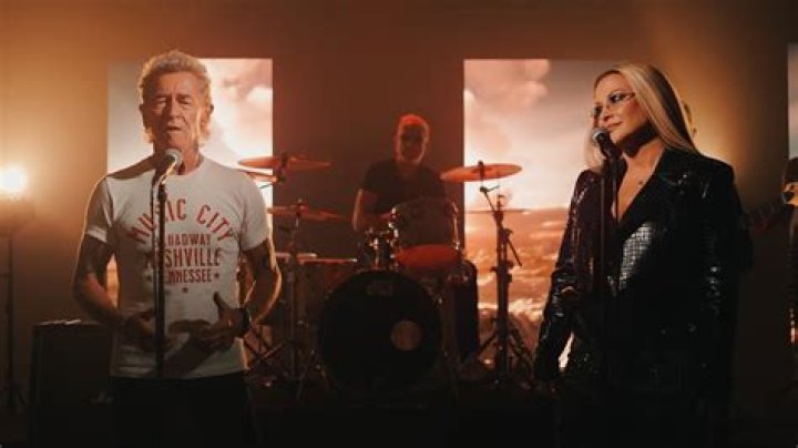 Anastacia releases music video for 'Caught in the Middle'
