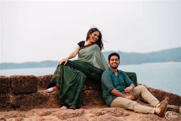 Couple’s Pre-wedding photos go viral for funny reason (Photo)