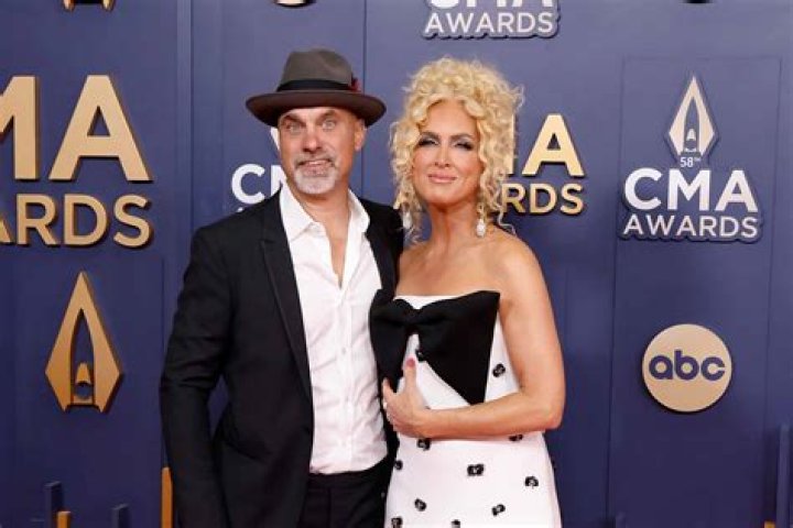 Kimberly Schlapman’s Husband: Who is Kimberly Schlapman Dating?