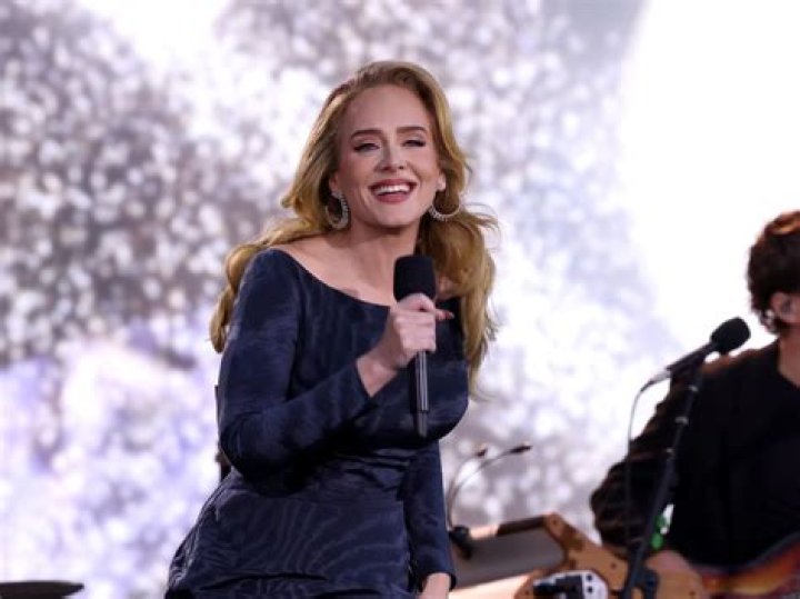 Listen to ADELE's Hello on SNL a capella
