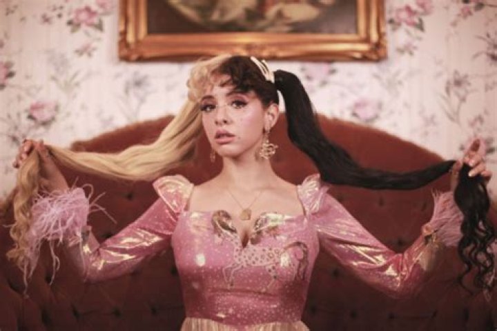 Melanie Martinez- Bio, Age, Songs, Net Worth, Boyfriend, Height, Career