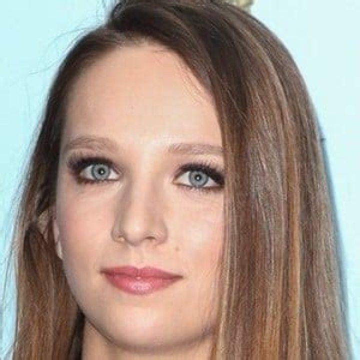 Molly Windsor Age, Boyfriend And Instagram: Facts on Traces Actress