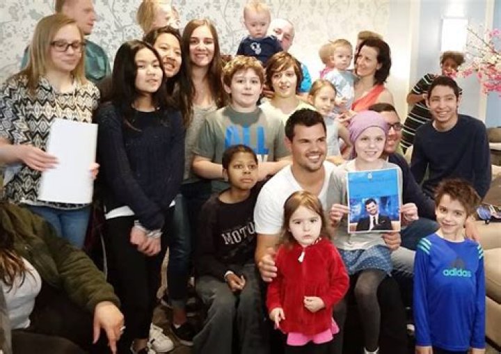 Taylor Lautner Visits Ronald McDonald House