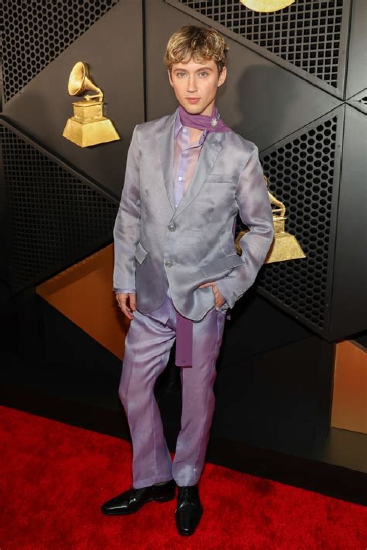 Troye Sivan Performs 'WILD' in an Elevator and Surprises Fans!