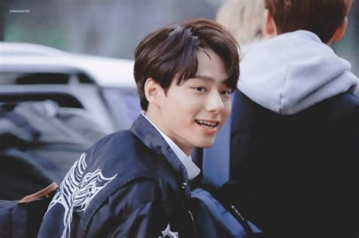 Who is Hwanwoong Dating – Hwanwoong's Girlfriend & Exes
