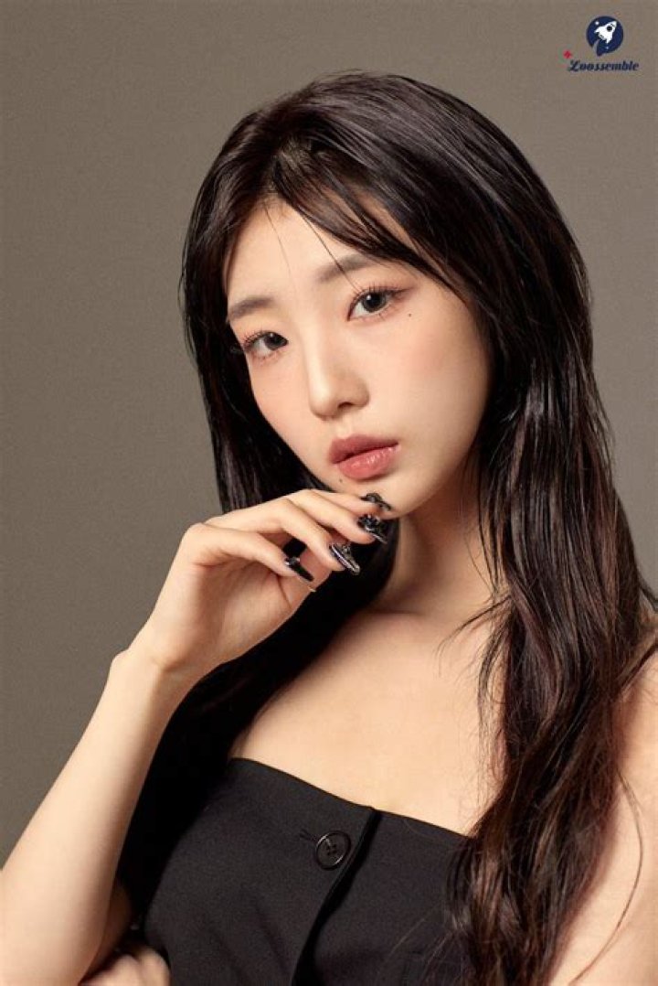 YeoJin (Loona Band Singer) Profile, Age, Height, Weight, Wiki, Measurements, Boyfriend, Bio, Net Worth, Facts